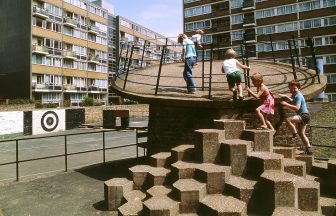 aire-de-jeux-du-churchill-gardens-estate-dans-le-quartier-londonien-de-pimlico-en-1978-john-donat